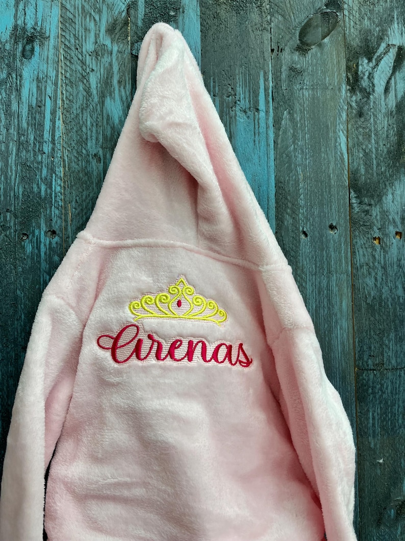 Ensemble spa personnalisé pour bébé fille, peignoir et chaussons brodés personnalisés, cadeau nouveau-né Frnt&Back w/ design