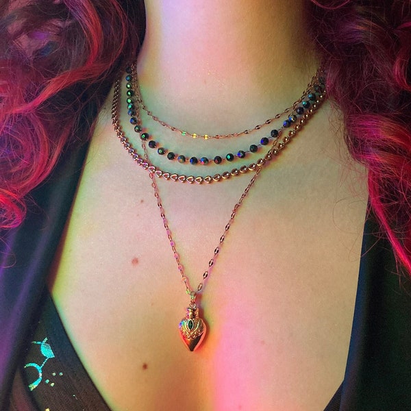 Collier Potion Coeur à Cristal. Collier Choker Multi-rangs, Perles de Verre Noir et Chaines Fantaisies Or. Collier Dark Fantasy, Gothique.