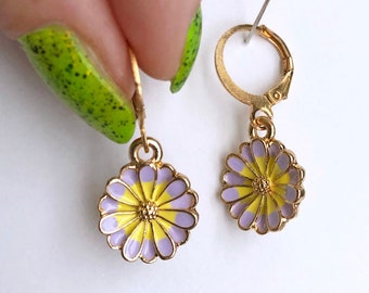 Daisy Earrings. Small Pastel Flower Earrings. Lilac and Yellow Daisy Pendant. Cute Flower Earrings. Boho, Nature, Floral, Spring Earrings.