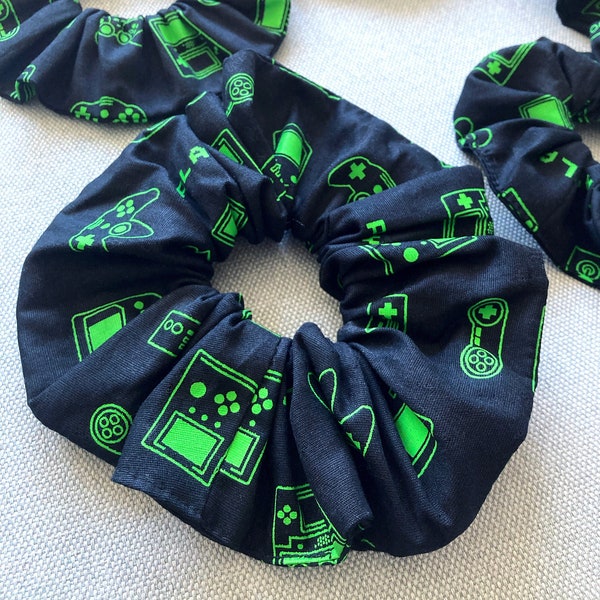 Chouchou Jeu Vidéo. Chouchou Gaming. Scrunchie en Coton Noir Imprimé Consoles Vert Néon. Elastique pour Cheveux. Chouchou Gamers Fait Main.