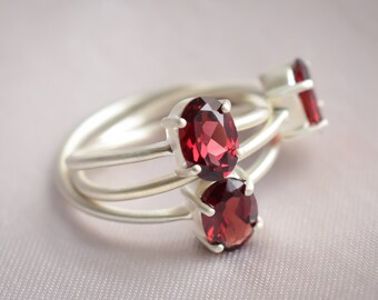 Scarlet Mozambique Garnet Matte Silver Ring voor haar • Natuurlijke edelsteen sieraden cadeau voor vrouwen • Unieke handgemaakte granaat sieraden in mat