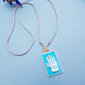 Beschermende hanger aan gevlochten koord, beschermende amulet aan Indiaas gevlochten koord, bedelketting, dameskoordketting