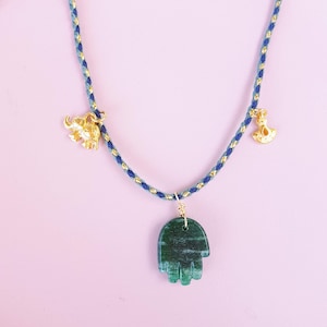 Collier cordon et pendentif main sculptée en Aventurine, collier grigri, collier enAaventurine, collier à breloques, collier de protection