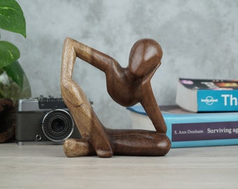Escultura abstracta de madera de un hombre sentado, abstracta, estatua de madera, tallado en madera, tallado a mano, hecho a mano, inauguración de casa, idea de regalo, regalo para ella