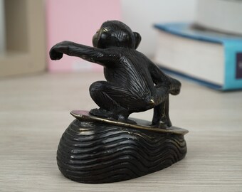 ブロンズ面白い猿のサーフィン、サーフィン、サーフィン、猿の