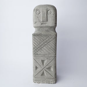 Estatua de la figura primitiva, piedra del río, piedra natural, escultura, tallada a mano, hecha a mano, tallado, ornamento, decoración del jardín, regalo del día del padre