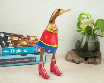 Figura de pato superhéroe de 7,8 cm. Estatua de pato. Figura de pato. Superhéroe. Hecha a mano. Tallada a mano. Talla en madera. Adorno para inauguración de la casa.