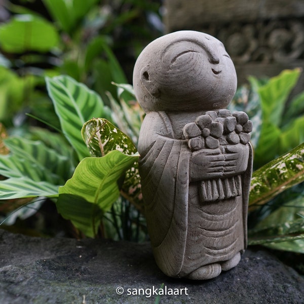 Stein Buddha Jizo betende Skulptur, Jizo Figur, japanischer Jizo, handgeschnitzt, Steinschnitzerei, Steinstatue, handgefertigt, Gartendekor