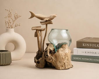 Peut inclure: Un objet décoratif composé d'une base en bois naturel brun clair avec un bol en verre transparent de forme organique incrusté sur le dessus. Trois tiges de champignons en bois sculpté s'élèvent, surmontées d'une figurine de baleine.