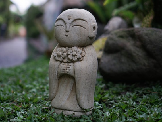 大きな地蔵像、地蔵石彫、仏地蔵、日本の地蔵、石彫、手作り