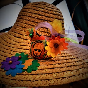Chapeau de paille femme habillé oiseau tissu unique original
