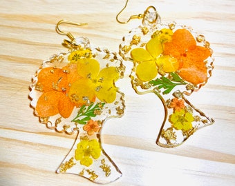 Pendientes hechos a mano con flores secas reales de color amarillo y naranja / Hermosa cabeza afro / Magia de niña negra / Pendientes personalizados / Pendientes de mamá / Día de la madre