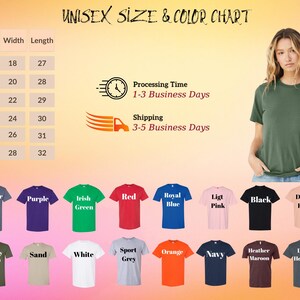 K&ouml;nnte beinhalten: Gr&ouml;&szlig;en- und Farbtabelle f&uuml;r Unisex-T-Shirts. Gr&ouml;&szlig;en von S bis 3XL, mit Breiten- und L&auml;ngenma&szlig;en in cm. Die Tabelle zeigt verschiedene T-Shirt-Farben, darunter Marine, Lila, Gr&uuml;n und Rot. Bearbeitungszeit 1-3 Werktage.