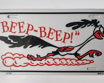 Placa de carro de metal com o logotipo "Bip Bip"