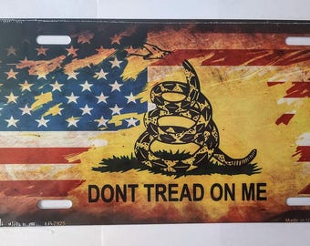 Placa de metal decorativa com a bandeira americana "Don't Tread On Me" e a bandeira de Gadsden.