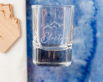 Schnapsglas, Pinnchen, Stamperl, Shotglas, Pinneken, personalisiert, Gastgeschenk, Platzkarte, Shotwand, JGA, Berge, spülmaschinenfest