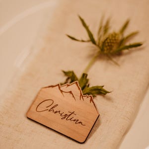 Gastgeschenk Namensschild Hochzeit Tischkarten Platzkarten für Hochzeit, Taufe, Tischdeko Hochzeit, personalisiert Berge Holz Acryl rustikal