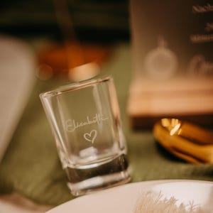 Schnapsglas personalisiert Hochzeit, Gastgeschenk, Platzkarten, Shotwand, Geschenk, JGA, Brautpaar,  Spülmaschinenfest, individuell