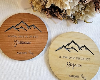 Platzkarte Untersetzer Gastgeschenk Hochzeit personalisiert Edelholz Berge run