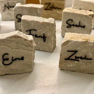 Schriftzug Tischnummern Acryl Holz für Tischnummern z.B. für Stein DIY Hochzeit Dekoration verschiedene Schriftarten immagine 4
