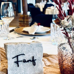 Schriftzug Tischnummern Acryl Holz für Tischnummern z.B. für Stein DIY Hochzeit Dekoration verschiedene Schriftarten immagine 3