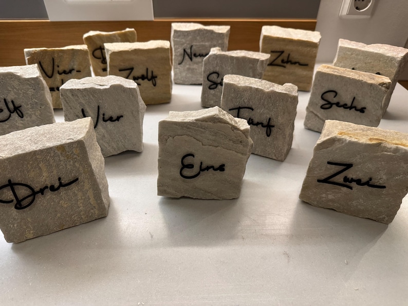 Schriftzug Tischnummern Acryl Holz für Tischnummern z.B. für Stein DIY Hochzeit Dekoration verschiedene Schriftarten immagine 5