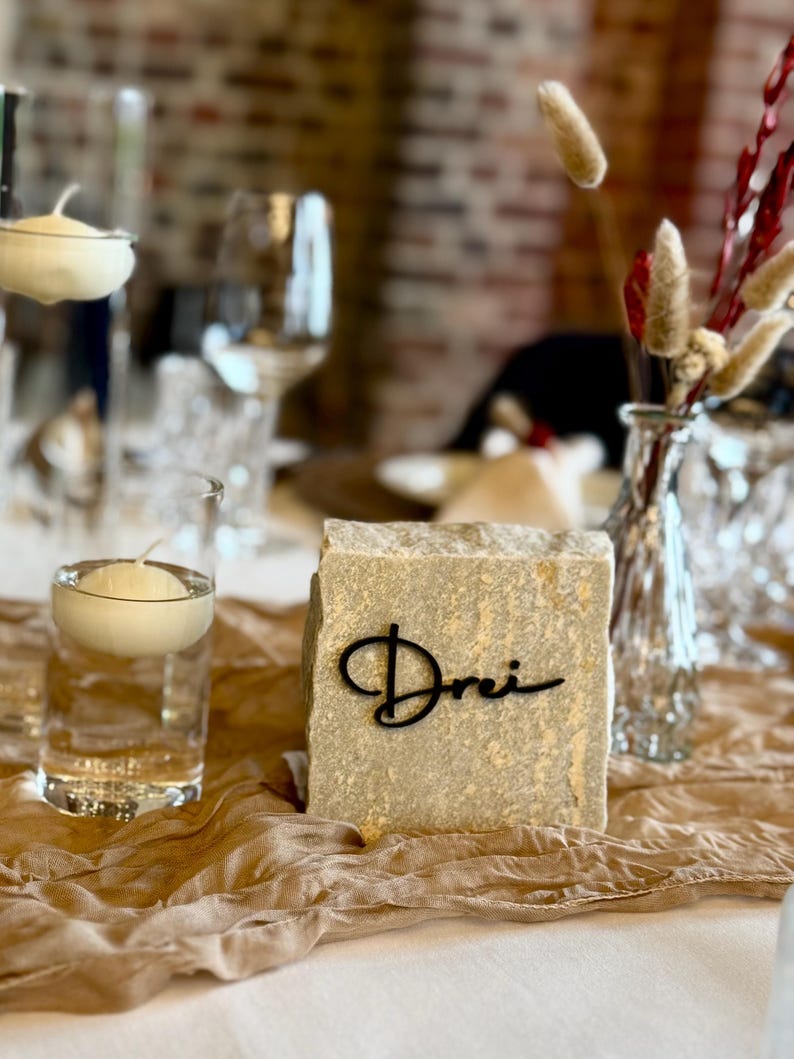 Schriftzug Tischnummern Acryl Holz für Tischnummern z.B. für Stein DIY Hochzeit Dekoration verschiedene Schriftarten immagine 2