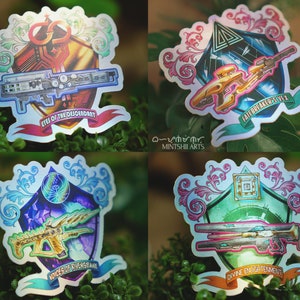 Può includere: Quattro adesivi colorati con disegni intricati con un'arma e del testo. Gli adesivi sono su uno sfondo verde. Il testo sugli adesivi recita "Eyes of the Decadent", "Fatebreakers Vex", "Voices of Revengebane" e "Divine Enlightenment".