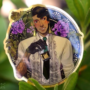 Puede incluir: Una pegatina con borde dorado que presenta una ilustración estilizada de una persona con traje crema, corbata verde y guantes negros. El fondo incluye flores moradas y elementos de diseño Art Nouveau.