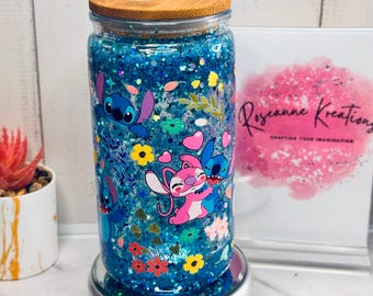 Vaso con forma de bola de nieve de Lilo & Stitch: Vaso acrílico con purpurina y pajita.