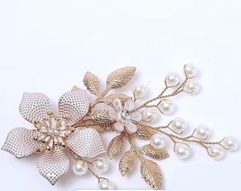 Peineta nupcial con perlas florales: accesorio dorado para el cabello de boda
