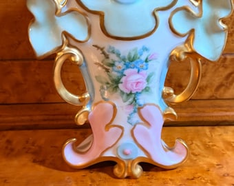 Jarrón de porcelana de Limoges con dos asas, pintado a mano y con ramo de rosas, firmado por el artista.