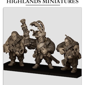Puede incluir: Tres figuras en miniatura de criaturas fantásticas, cada una con un arma. Las figuras están pintadas en un esquema de color marrón y están de pie sobre una base negra. Las figuras son de la marca Highlands Miniatures.