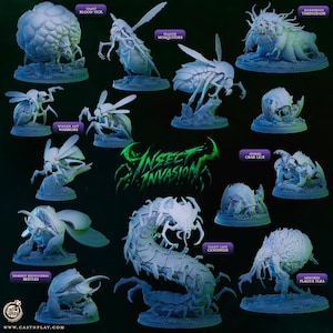 Puede incluir: Una colección de figuras de insectos en miniatura de color azul claro etiquetadas como Insect Invasion, que incluye un Giant Blood Tick, Plague Mosquitoes, Monstrous Tardigrade, Winged Ant Warriors, Spiked Crab Lice, Horned Rhinoceros Beetles y un Giant Cave Centipede.