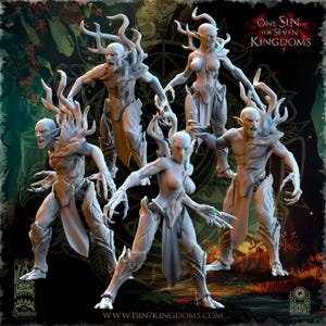 Peut inclure: Plusieurs figurines fantastiques grises aux traits acérés et aux coiffes en forme de bois de cerf. Les figurines sont dans des poses dynamiques, avec les bras tendus et des expressions menaçantes. Le texte "ONE SIN FOR SEVEN KINGDOMS" est visible.