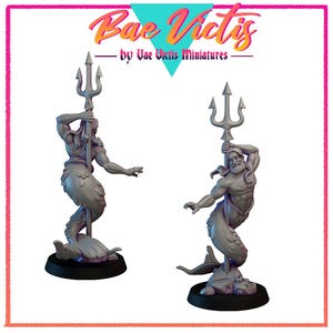 Peut inclure: Deux statues miniatures grises d'un triton tenant un trident. Les statues sont sur des socles noirs et sont étiquetées "Bae Victis" par "Vae Victis Miniatures" dans une police colorée.