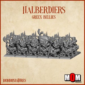 Puede incluir: Un grupo de figuras en miniatura grises, cada una con una alabarda, con el texto "HALBERDIERS GREEN BELLIES" encima. Las figuras están sobre una base rectangular, con una bandera y una figura de gallo. La parte inferior de la imagen tiene el texto "MOMMINIATJURES" y "MOM Miniatures".