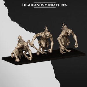 Peut inclure: Trois figurines miniatures détaillées de créatures monstrueuses, posées sur une base noire. Les figurines sont de couleur neutre, avec des traits acérés et des expressions menaçantes. Le texte "HIGHLANDS MINIATURES" est en haut de l'image.
