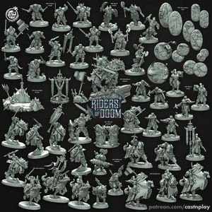 Peut inclure: Une collection de figurines miniatures imprimées en 3D représentant des cavaliers à cheval, des guerriers et d'autres personnages fantastiques. Les figurines sont grises et non peintes, et elles sont disposées en rangées sur un fond blanc. Le texte "RIDERS OF DOOM" est visible au centre de l'image.