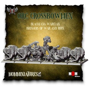 Puede incluir: Un conjunto de figuras en miniatura grises sin pintar tituladas ORC CROSSBOWMEN BLACKFANG WARCLAN BRINGERS OF WAR AND RUIN. Las figuras incluyen orcos con ballestas, una figura central con espada y casco con plumas, y un tamborilero en una base.