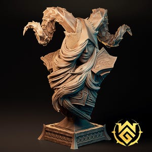 Peut inclure: Buste sculpté détaillé d'une femme aux longs cheveux flottants, portant un casque à cornes et une armure ornée. La sculpture est dans des tons beiges et bruns, avec des détails complexes sur le visage, l'armure et la base. Le buste est sur fond sombre.