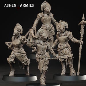 Può includere: Quattro dettagliate miniature di cavalieri corazzati. Ogni figura è in una posa diversa, con armi come una catena, una mazza e una lancia. Le figure sono di colore neutro e sono su basi nere. Il testo "ASHEN ARMIES" è in alto.