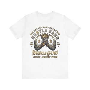 Maglietta con design Hustla Gang Crowned Fist / Logo Money Chain, Lealtà, Ambizione, Potere