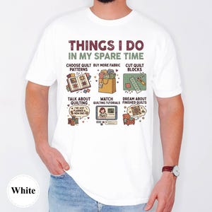 Puede incluir: Una camiseta blanca con el texto "THINGS I DO IN MY SPARE TIME" y seis ilustraciones coloridas relacionadas con el acolchado: elegir patrones, comprar tela, cortar bloques, hablar de acolchado, ver tutoriales y soñar con edredones.