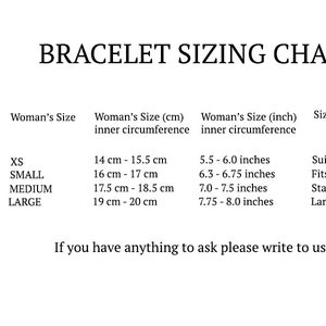 K&ouml;nnte beinhalten: Eine Armbandgr&ouml;&szlig;entabelle mit einer Hand, die ein Armband tr&auml;gt. Die Tabelle zeigt die verschiedenen Gr&ouml;&szlig;en in Zentimetern und Zoll sowie eine Beschreibung der einzelnen Gr&ouml;&szlig;en.