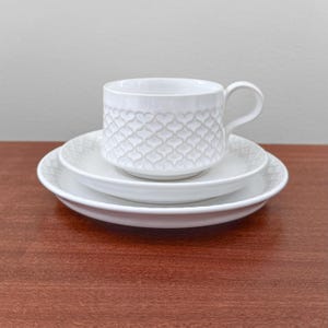 Bing & Grøndahl Cordial Palet. Rare white tea cup trio set with cake plate. Designed by Jens Harald Quistgaard, Denmark 1960s.