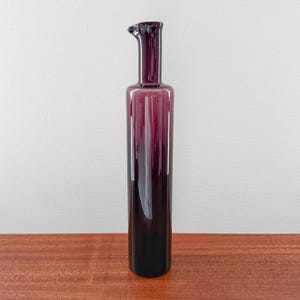Riihimäen Lasi 1735. Rare purple art glass bottle. Designed by Nanny Still, Finland 1950s.