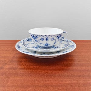 Juego de tres tazas de té con plato para tarta de encaje acanalado azul Royal Copenhagen. Diseñado por Arnold Krog, Dinamarca, década de 1880