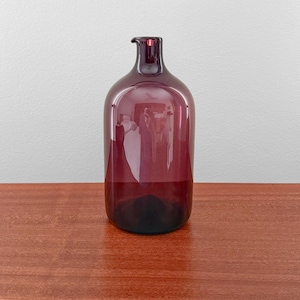 Iittala Bird Bottle. Rare purple straight glass bottle. Designed by Timo Sarpaneva, Finland 1950s.