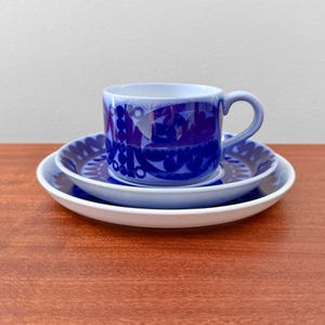Gustavsberg Blå Husar. Tea cup trio set with cake plate. Designed by Stig Lindberg, Sweden 1960s.